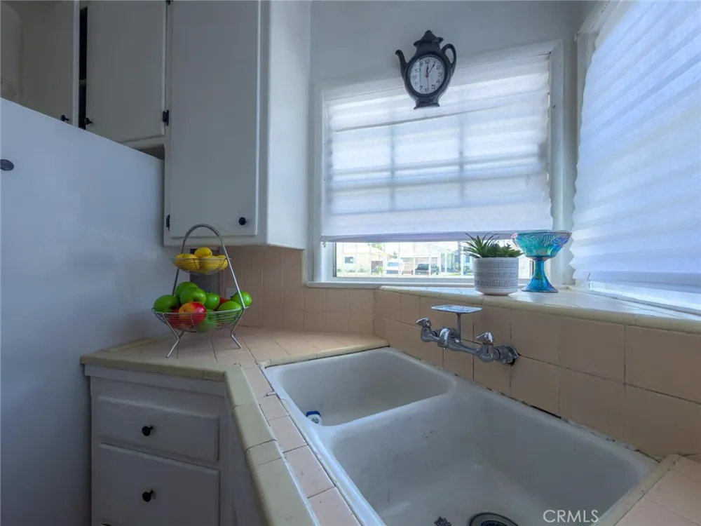 727 S Caswell Compton, CA 90220