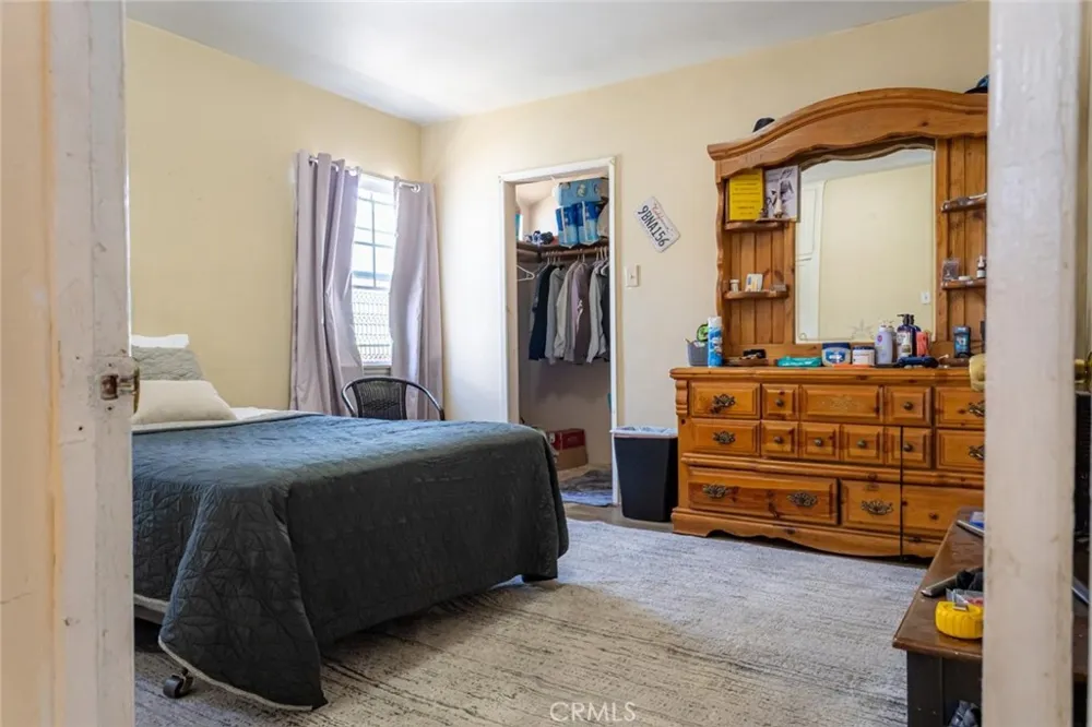 727 S Caswell Compton, CA 90220