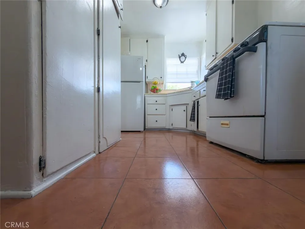 727 S Caswell Compton, CA 90220