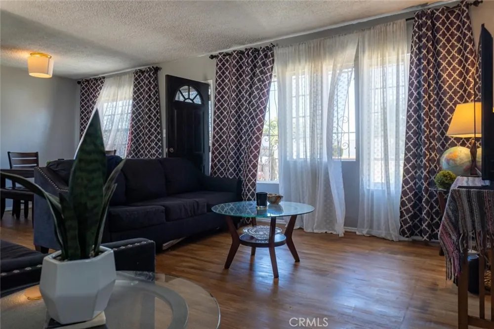727 S Caswell Compton, CA 90220