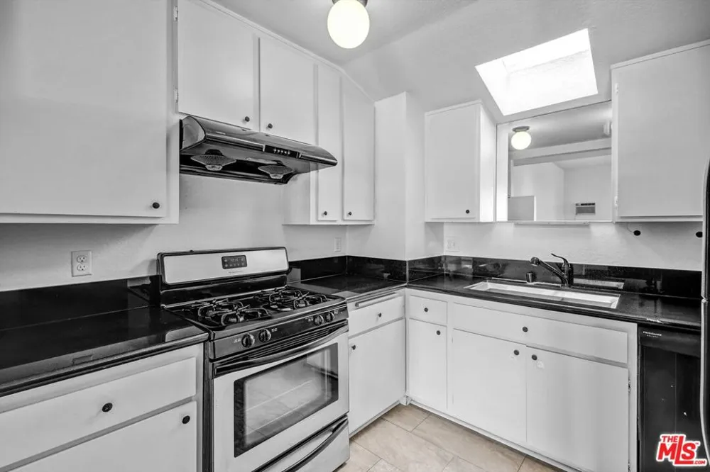 3665 Empire Drive #7 Los Angeles, CA 90034