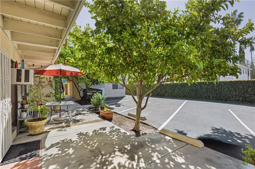 5923 Woodman Avenue Valley Glen, CA 91401