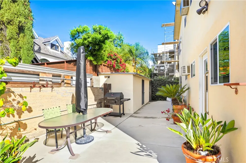 5923 Woodman Avenue Valley Glen, CA 91401