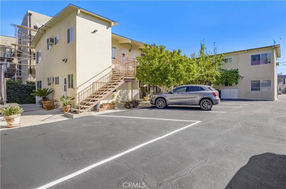 5923 Woodman Avenue Valley Glen, CA 91401