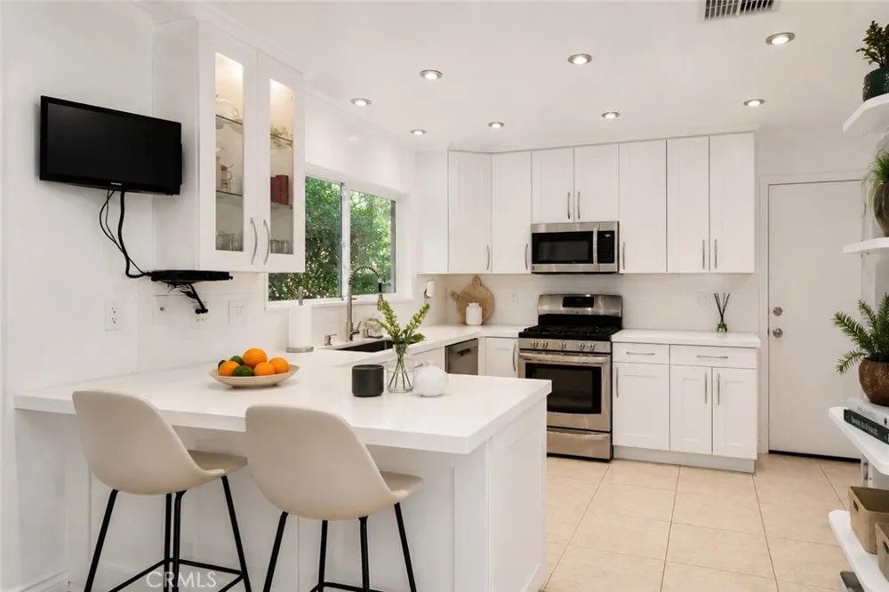 19611 Rosita Street Tarzana, CA 91356