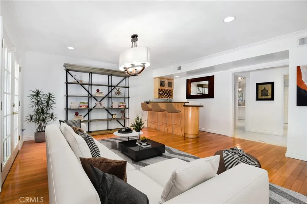 19611 Rosita Street Tarzana, CA 91356
