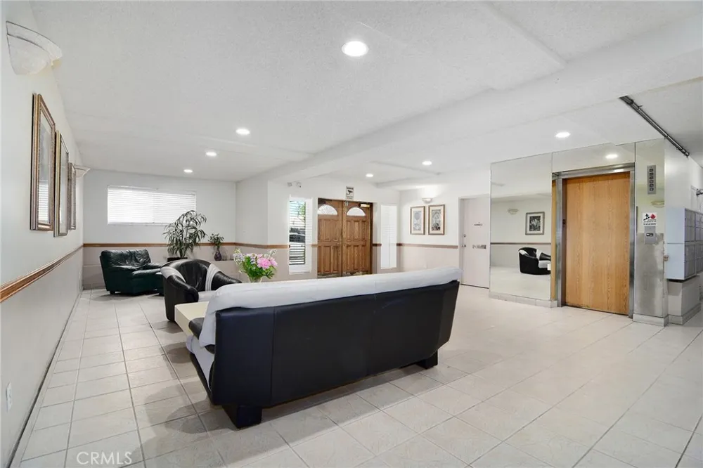 5400 Lindley Avenue #101 Encino, CA 91316