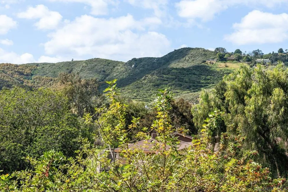 8647 Circle R Valley Escondido, CA 92026