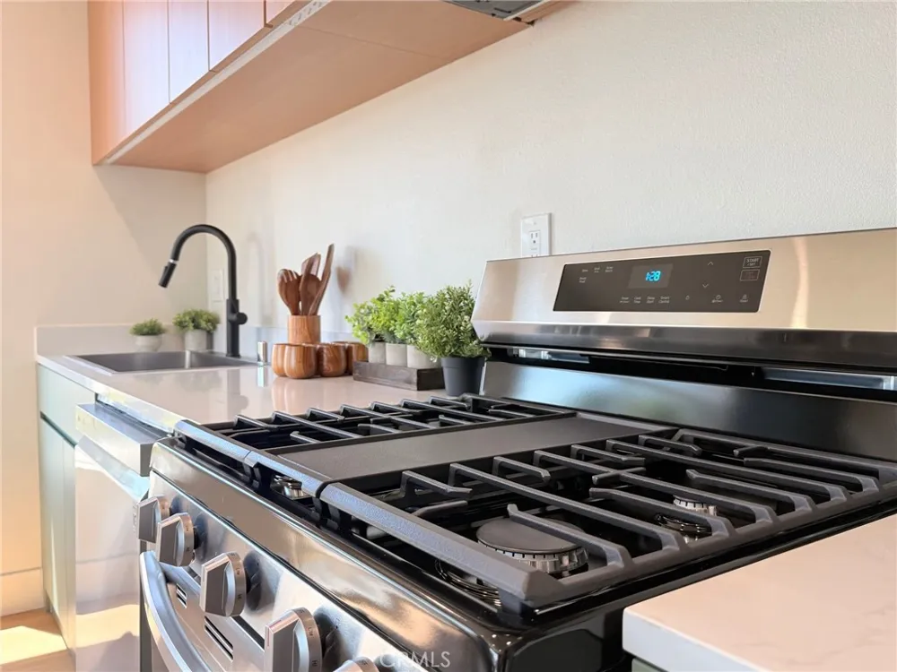 1575 W 35th Los Angeles, CA 90018