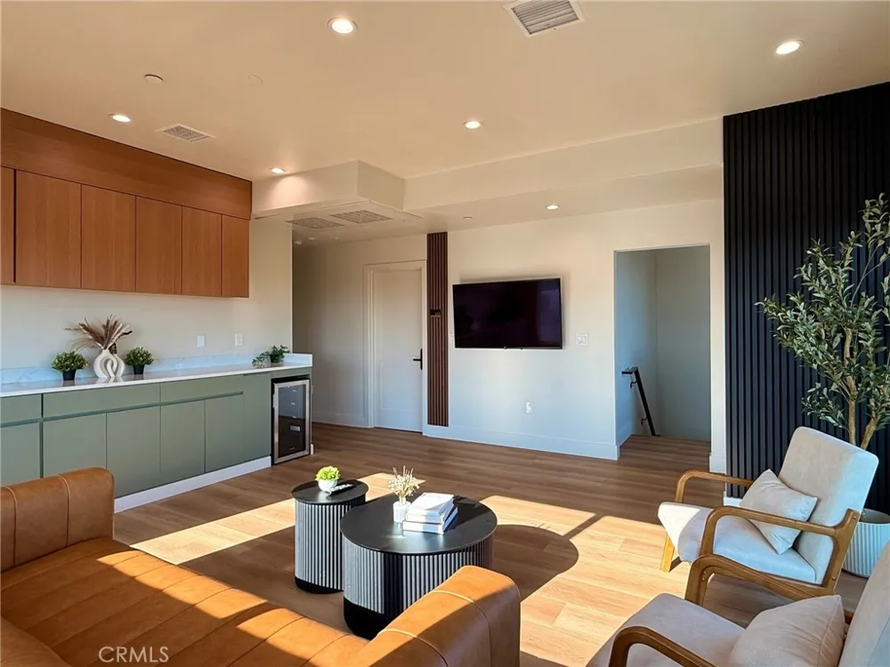 1575 W 35th Los Angeles, CA 90018