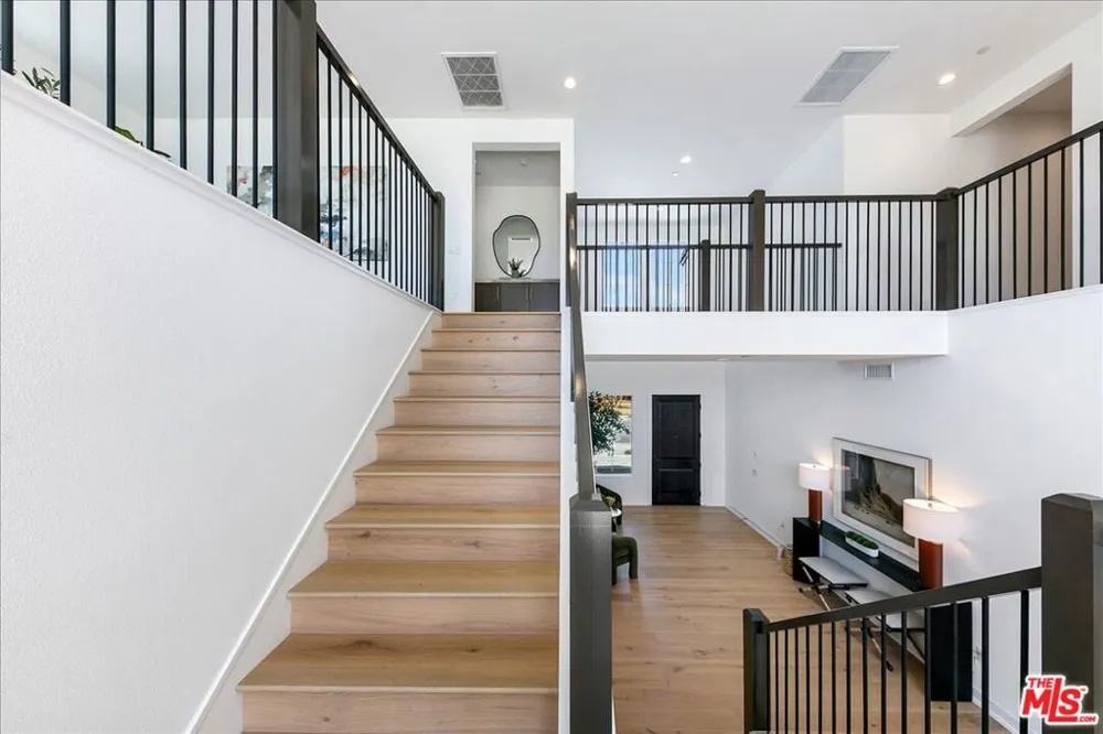 22810 Seaqua Circle Chatsworth, CA 91311