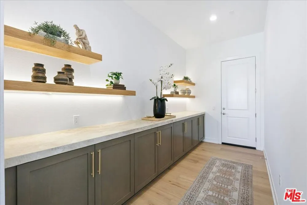 22810 Seaqua Circle Chatsworth, CA 91311