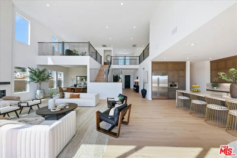 22810 Seaqua Circle Chatsworth, CA 91311