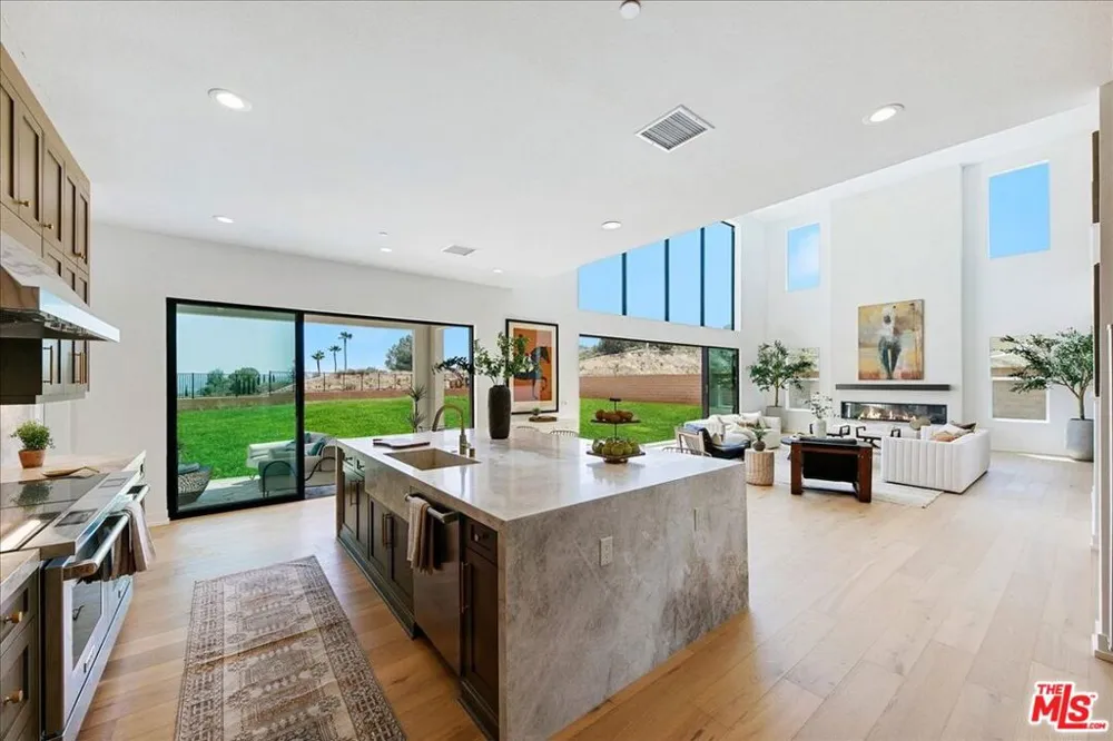 22810 Seaqua Circle Chatsworth, CA 91311