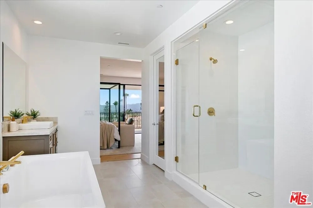 22810 Seaqua Circle Chatsworth, CA 91311