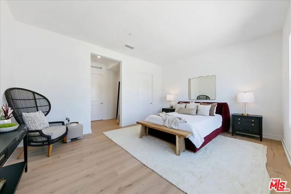 22810 Seaqua Circle Chatsworth, CA 91311