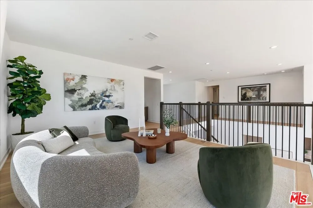 22810 Seaqua Circle Chatsworth, CA 91311