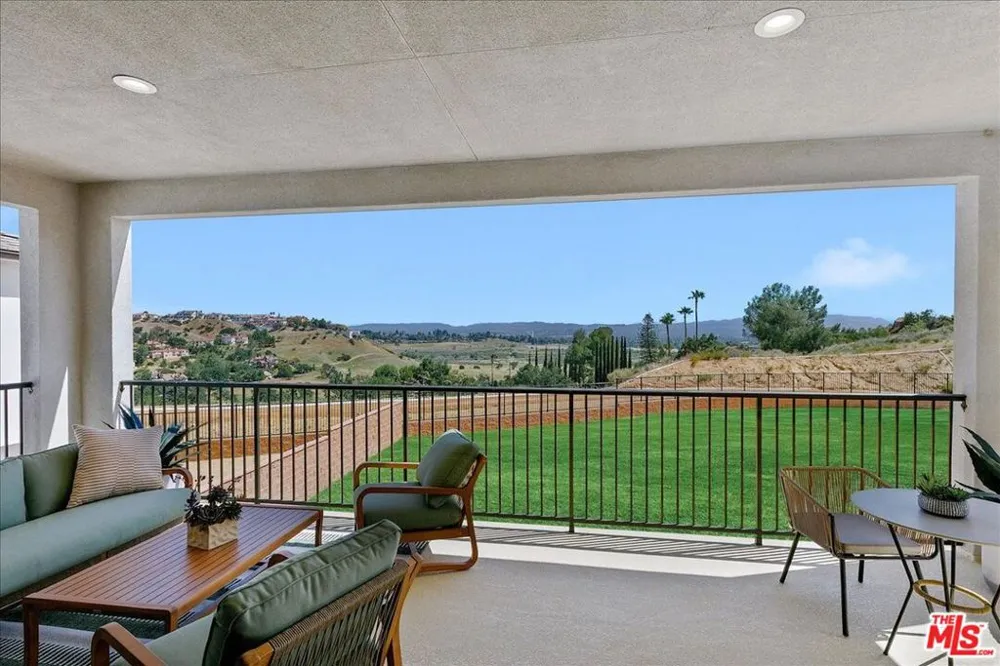 22810 Seaqua Circle Chatsworth, CA 91311