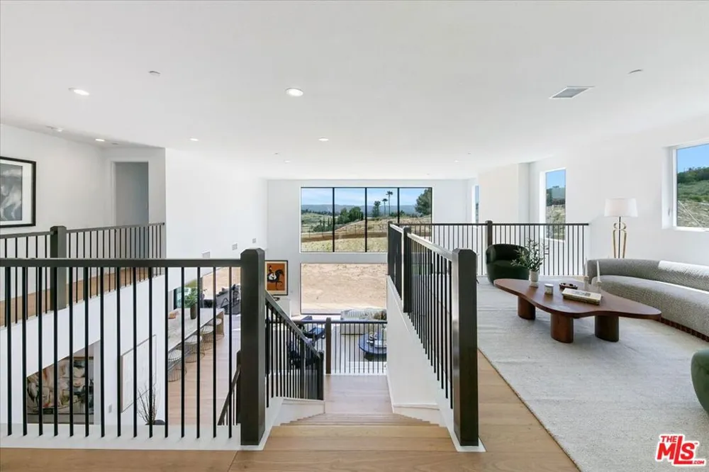 22810 Seaqua Circle Chatsworth, CA 91311