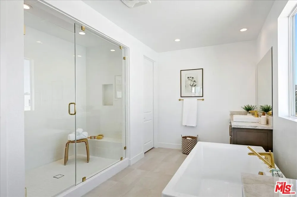 22810 Seaqua Circle Chatsworth, CA 91311