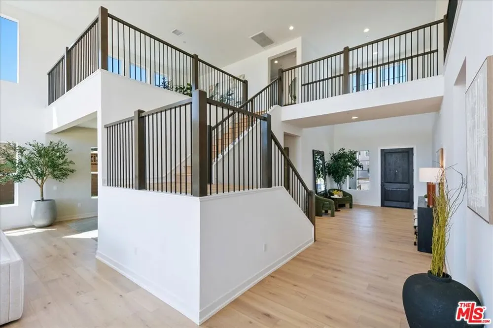 22810 Seaqua Circle Chatsworth, CA 91311