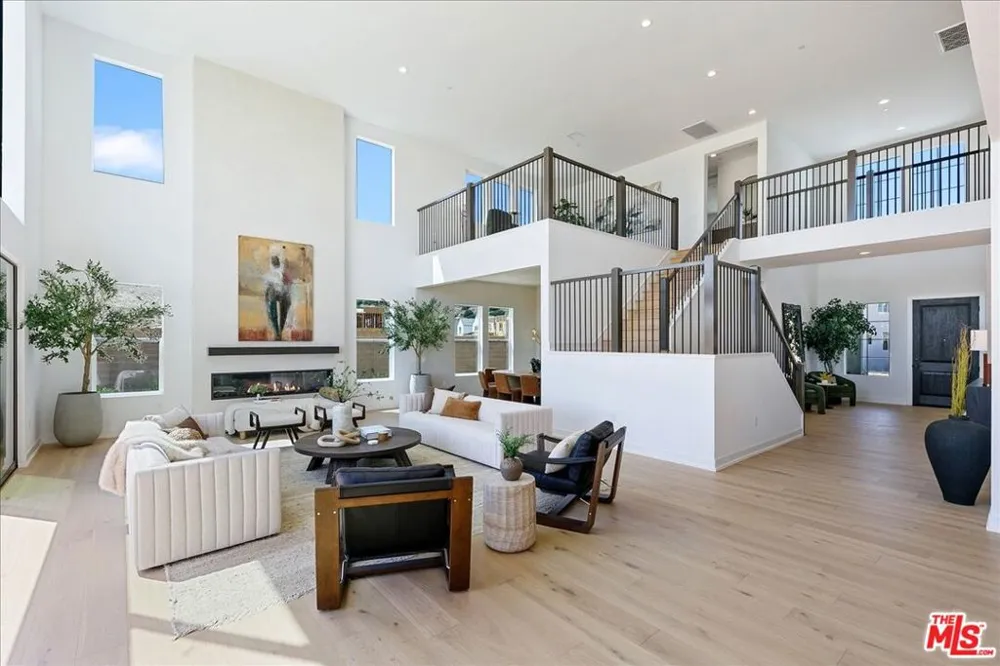 22810 Seaqua Circle Chatsworth, CA 91311