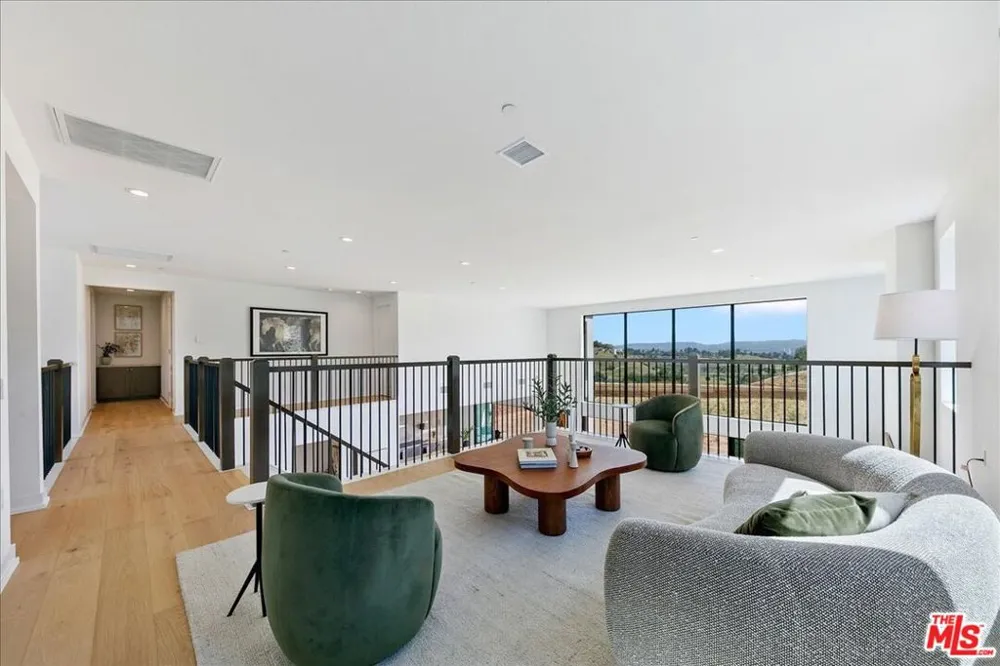 22810 Seaqua Circle Chatsworth, CA 91311