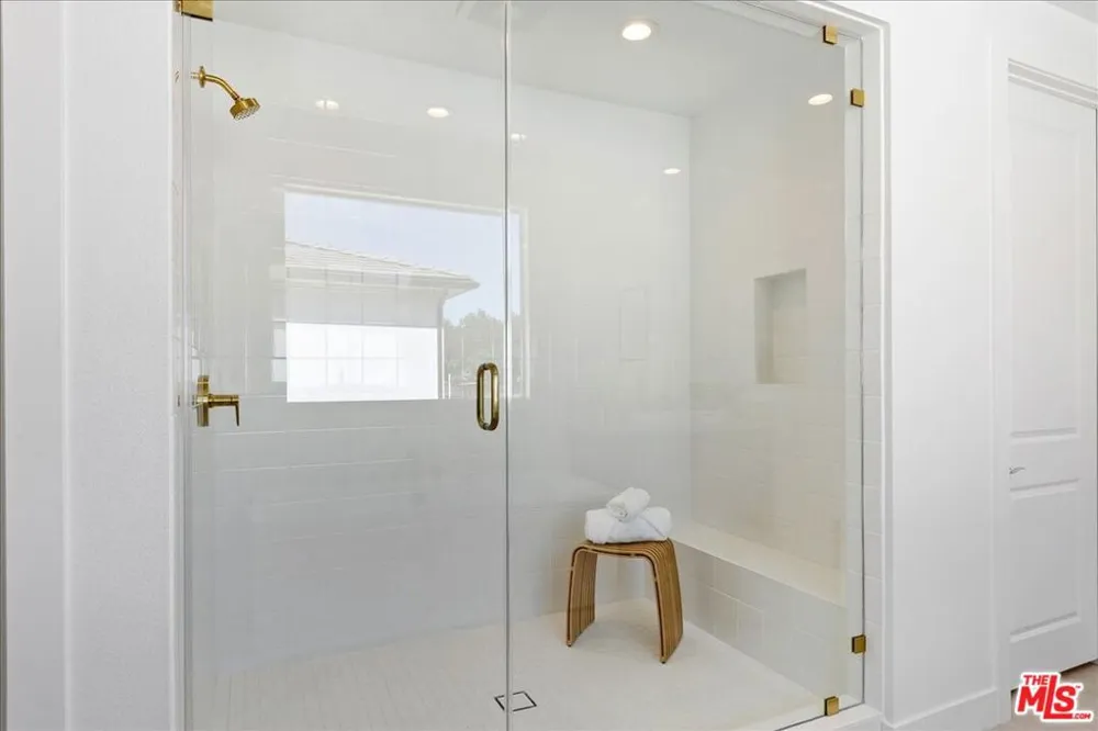 22810 Seaqua Circle Chatsworth, CA 91311