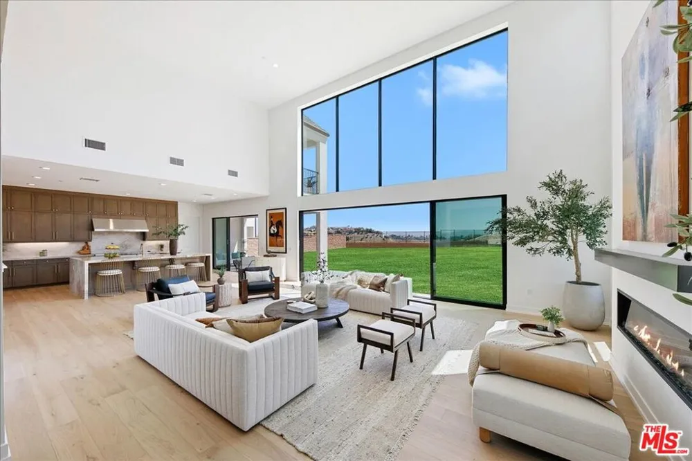 22810 Seaqua Circle Chatsworth, CA 91311