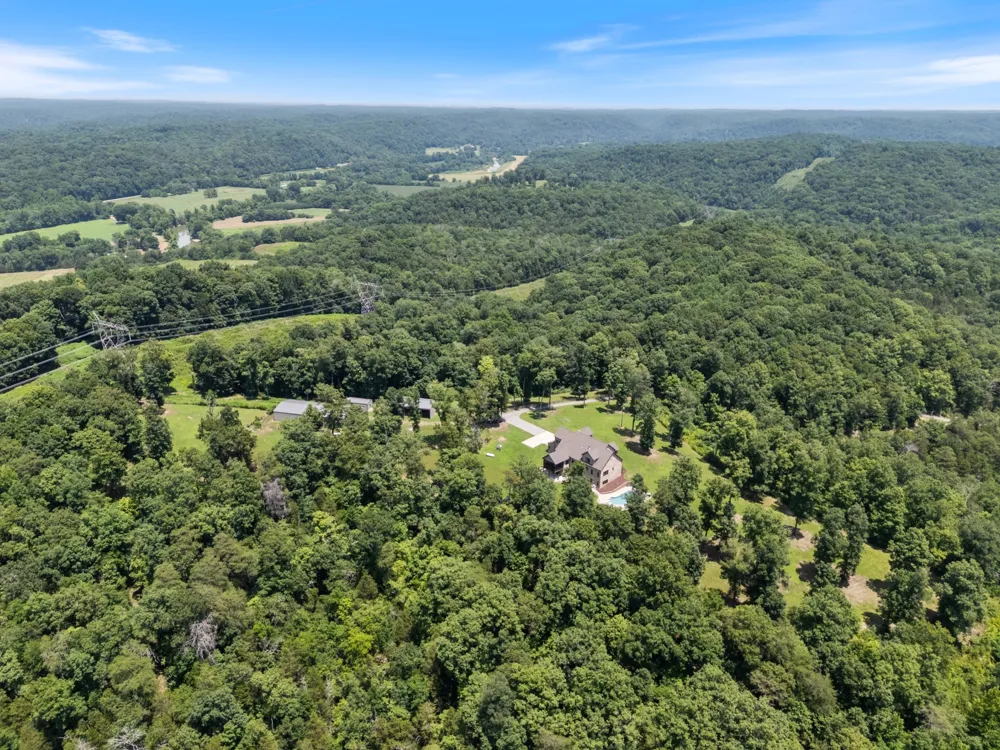 1370 Leatherwood Rd White Bluff, TN 37187