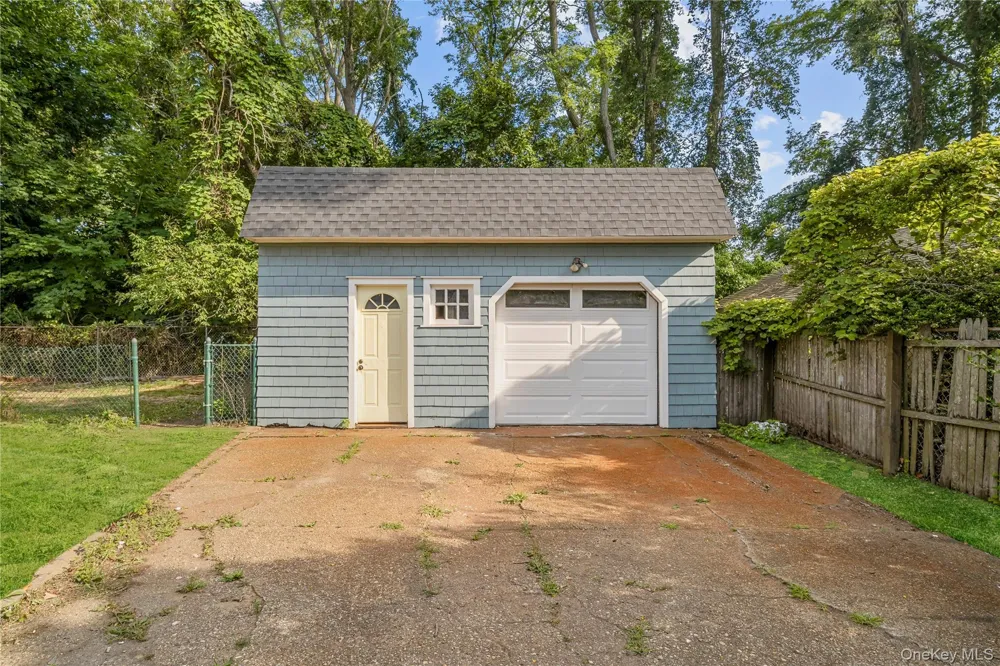 46 Barclay Road Mastic Beach, NY 11951