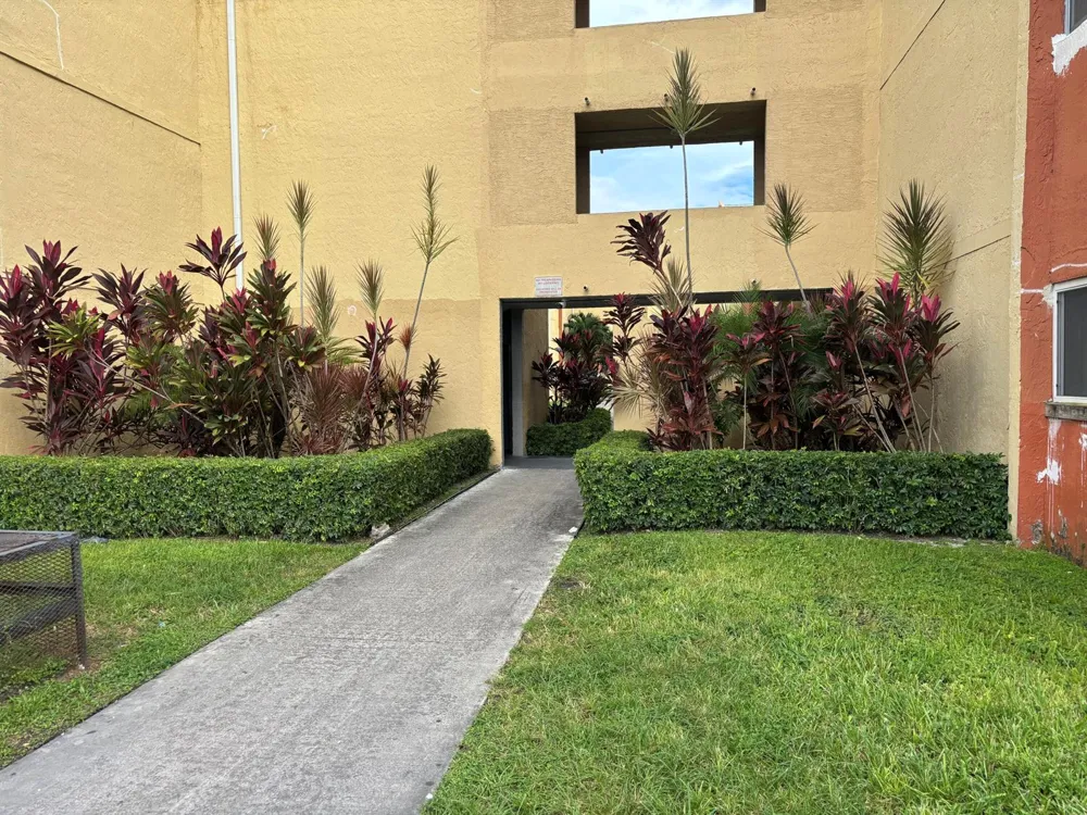 3710 NW 21st Street #413 Lauderdale Lakes, FL 33311