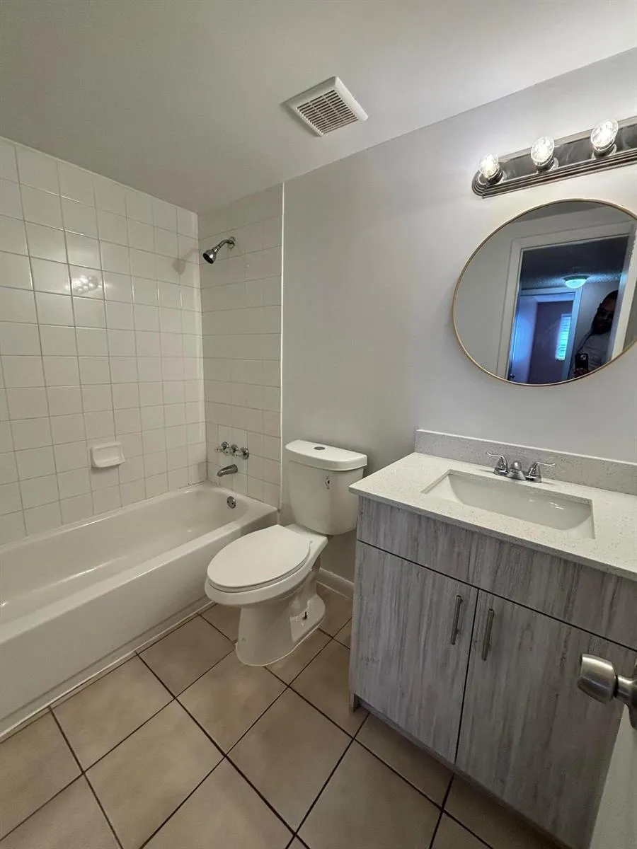 3710 NW 21st Street #413 Lauderdale Lakes, FL 33311