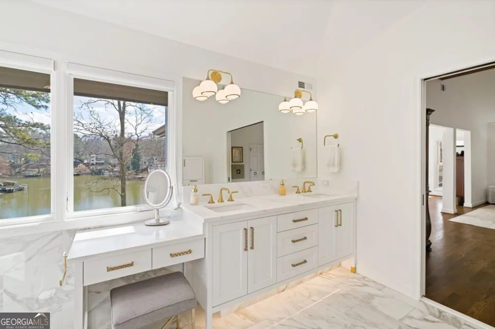594 Hilltop LN Berkeley Lake, GA 30096