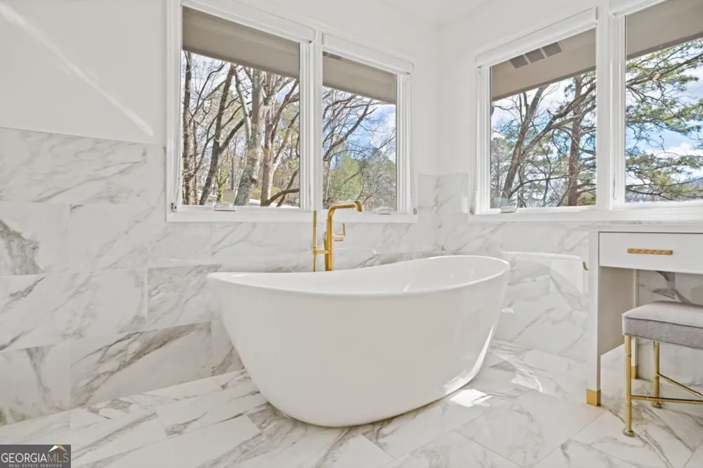 594 Hilltop LN Berkeley Lake, GA 30096