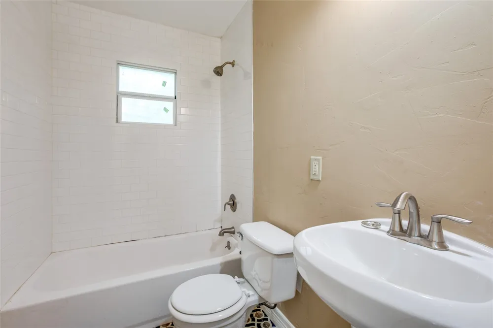 1524 W Lakeside Drive Garland, TX 75042