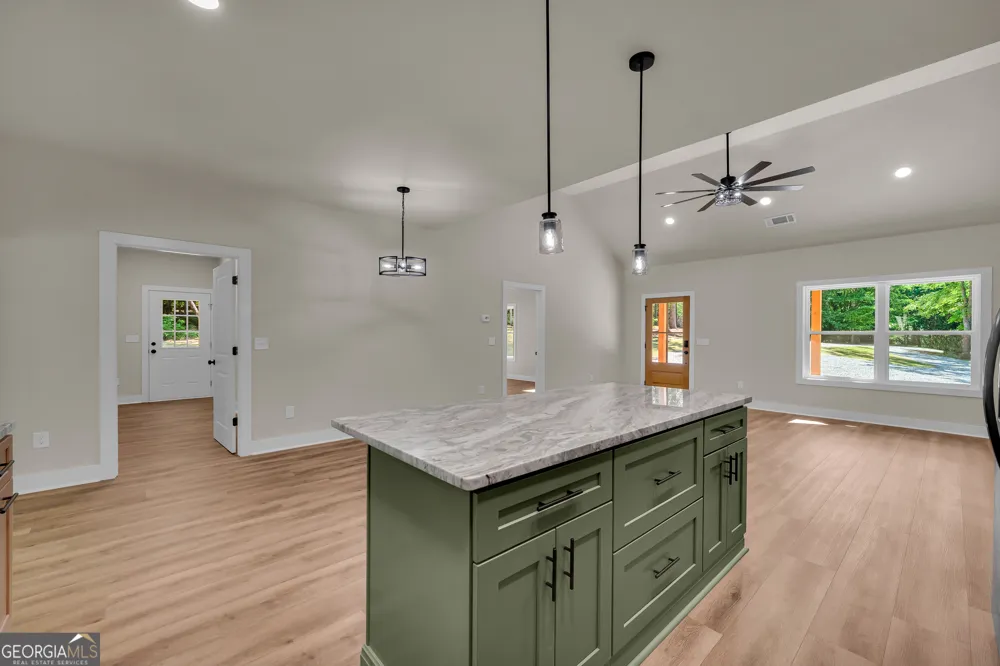390 Champayne TRL Hartwell, GA 30643