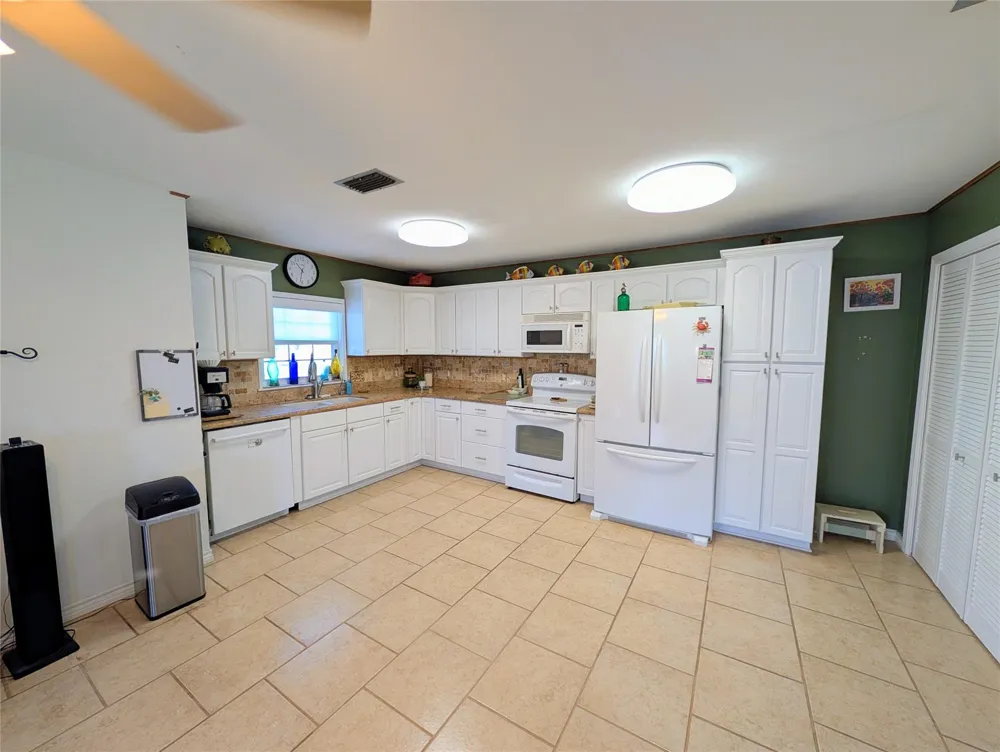 942 Surfview Crystal Beach, TX 77650