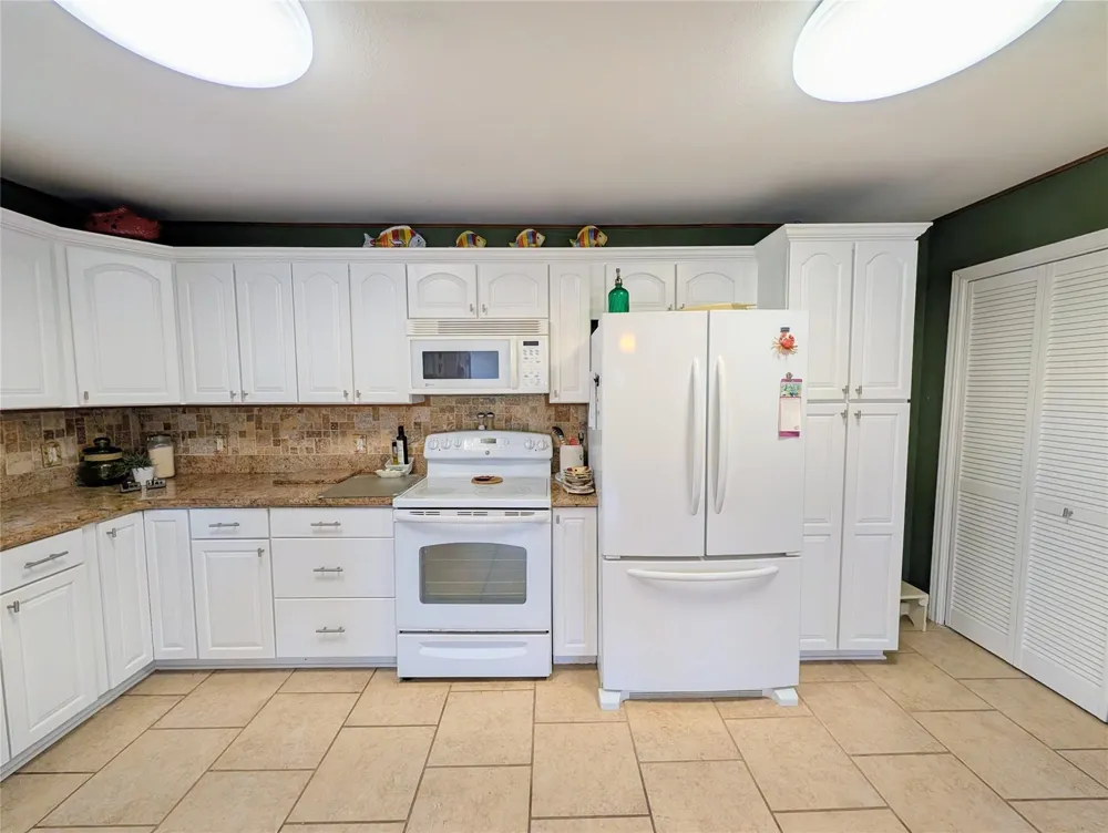 942 Surfview Crystal Beach, TX 77650