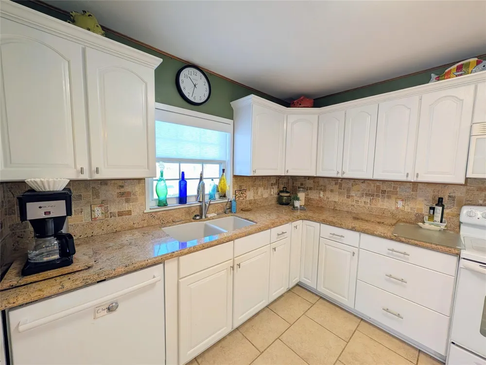 942 Surfview Crystal Beach, TX 77650