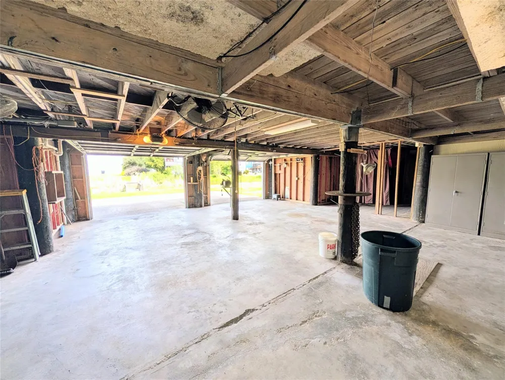 942 Surfview Crystal Beach, TX 77650