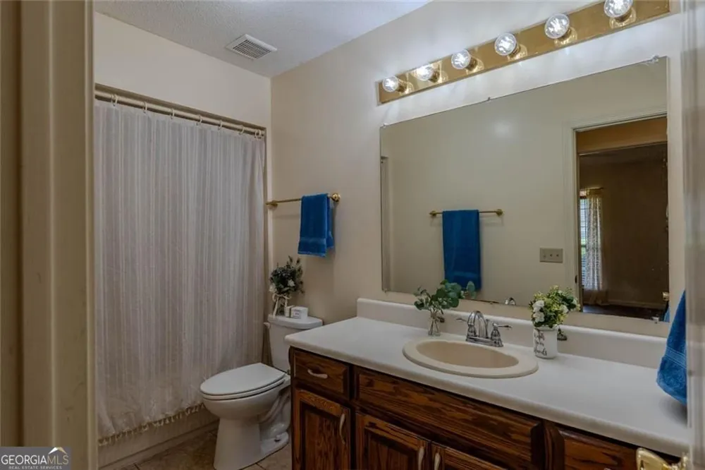133 English ST E Douglas, GA 31535