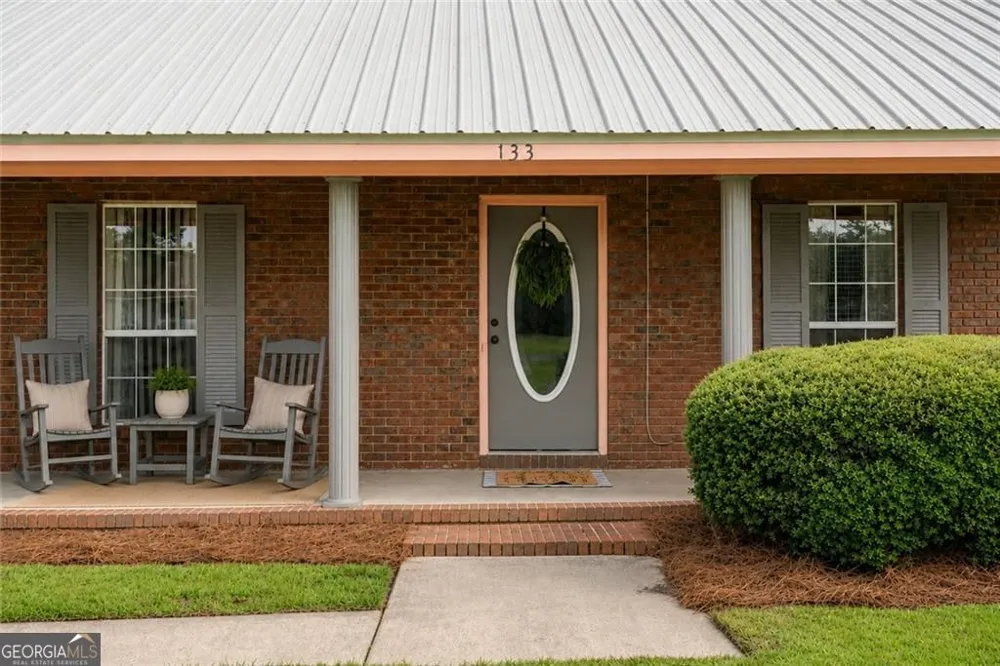 133 English ST E Douglas, GA 31535