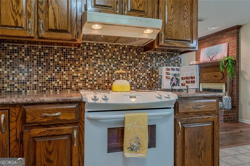 133 English ST E Douglas, GA 31535
