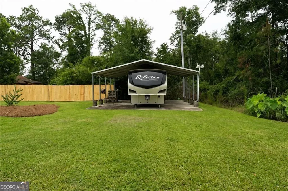 133 English ST E Douglas, GA 31535