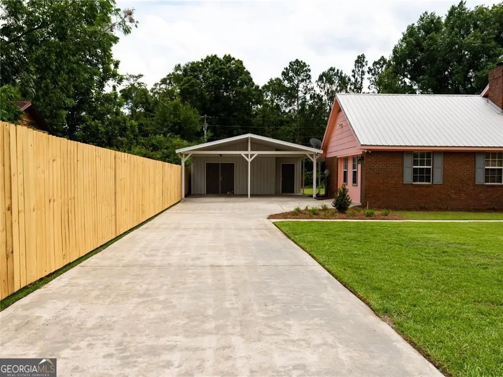 133 English ST E Douglas, GA 31535