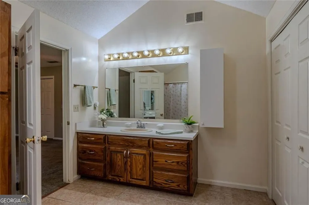 133 English ST E Douglas, GA 31535