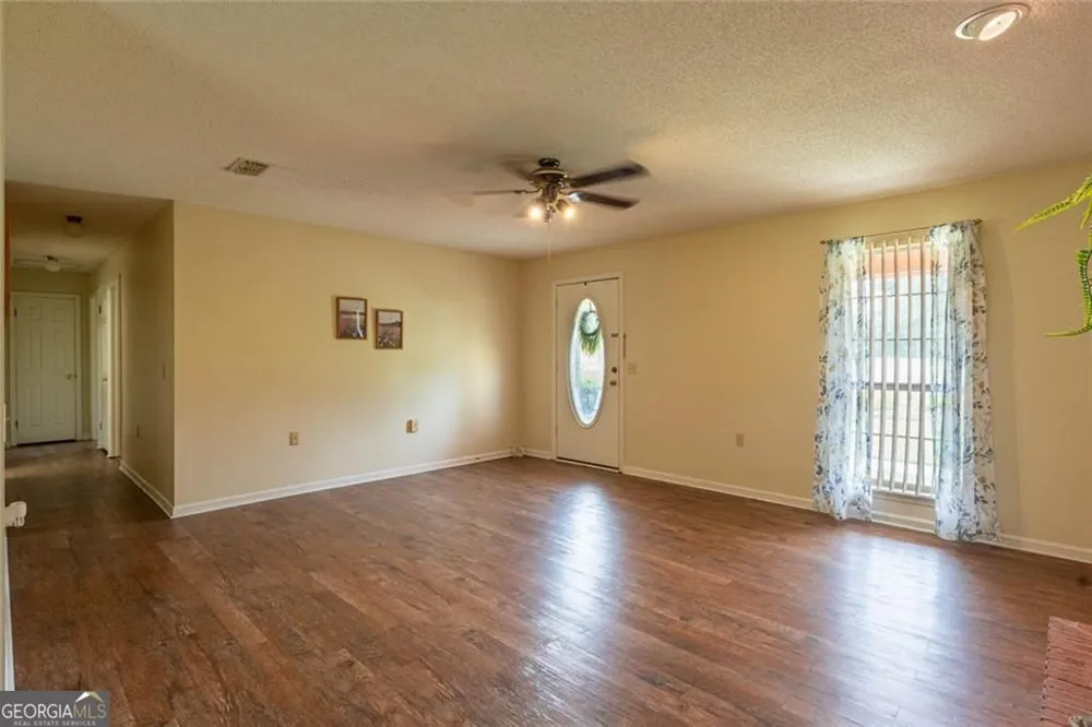 133 English ST E Douglas, GA 31535