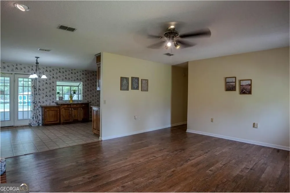 133 English ST E Douglas, GA 31535