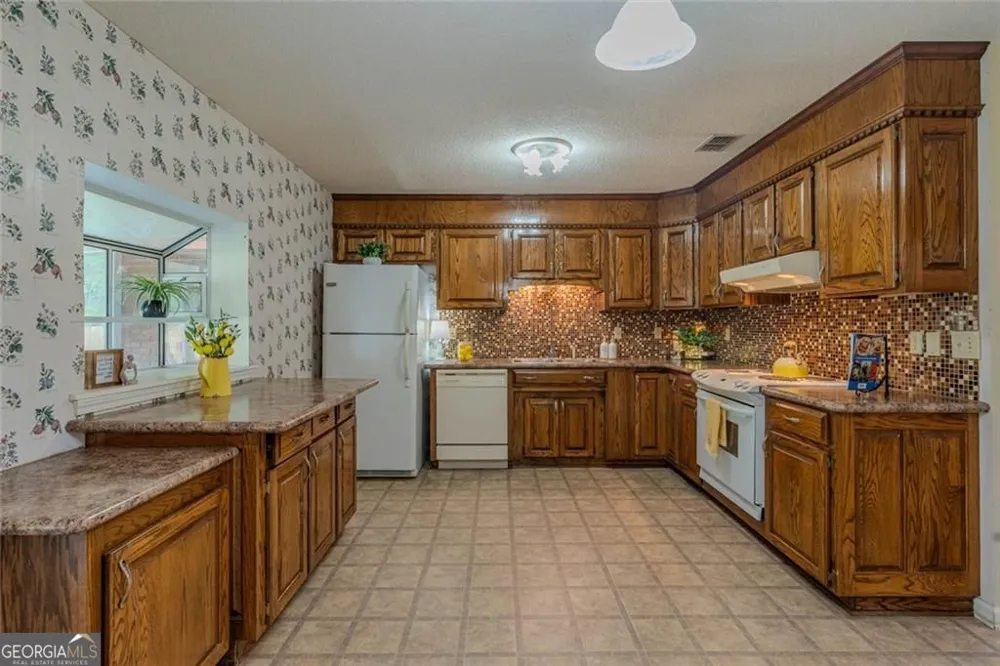 133 English ST E Douglas, GA 31535